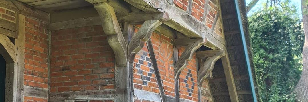 Ansicht eines denkmalgeschützten Fachwerk-Giebels eines mecklenburger Bauernhauses aus dem 17. Jhdt.