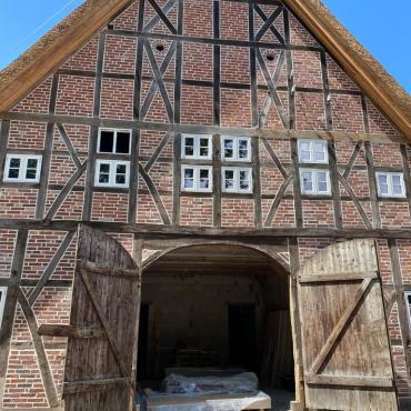 WIEDER EINGEHÄNGTES, OFFENES SCHEUNENTOR AM OSTGIEBEL DER DENKMALGESCHÜTZTEN DURCHFAHRSCHEUNE VON 1763