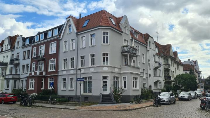 ANSICHT DER ALTBAUSANIERUNG ÜBER DIE ECKE PERCEVAL- UND MORKERKERSTRAßE 