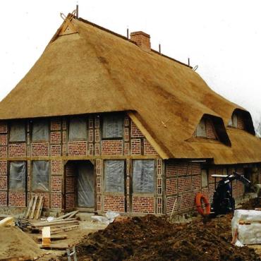 FERTIGGESTELLTER WIEDERAUFBAU DES HALLENHAUSES VOR DEM EINBAU DER FENSTER- UND TÜRELEMENTE